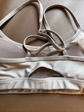 ALO intrigue airlift Sports Bra in Light Beige